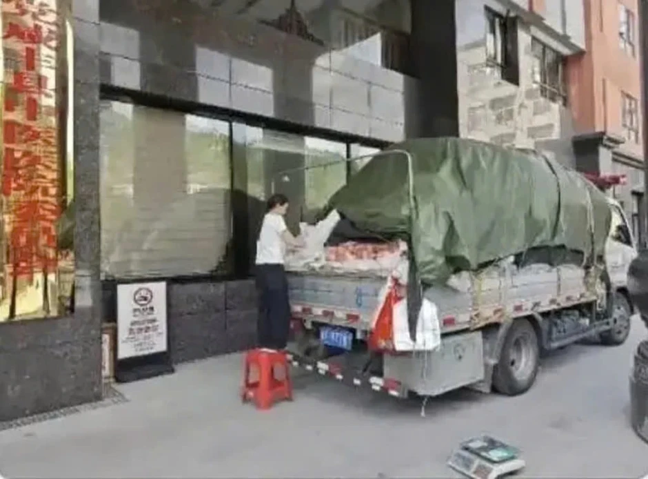 Người nông dân Trung Quốc đột quỵ, bệnh viện giúp bán sạch 4 tấn táo Người nông dân Trung Quốc đột quỵ, bệnh viện giúp bán sạch 4 tấn táo