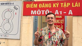 Người nước ngoài 'vượt ải' thi bằng lái xe máy ở Việt Nam