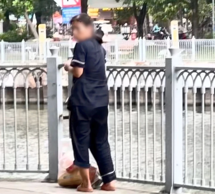 Người phụ nữ bị nhắc nhở vẫn ném rác xuống kênh ở TP.HCM gây phẫn nộ