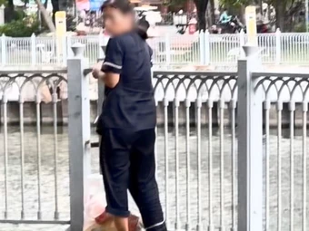Người phụ nữ bị nhắc nhở vẫn ném rác xuống kênh ở TP.HCM gây phẫn nộ