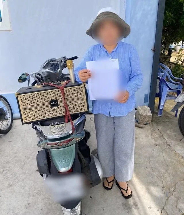 Người phụ nữ chở loa phát nhạc “trả nợ cho tôi” để đi đòi nợ: Hé lộ sự tình phía sau Người phụ nữ chở loa phát nhạc “trả nợ cho tôi” để đi đòi nợ: Hé lộ sự tình phía sau