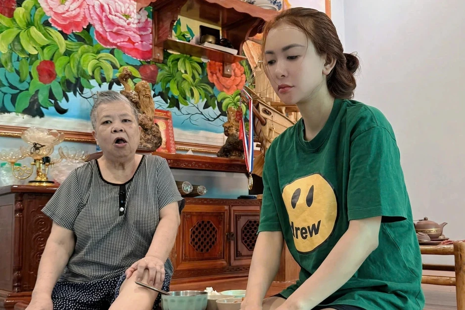 Người phụ nữ đã ly hôn vẫn đón mẹ chồng cũ về quê chăm sóc Người phụ nữ đã ly hôn vẫn đón mẹ chồng cũ về quê chăm sóc