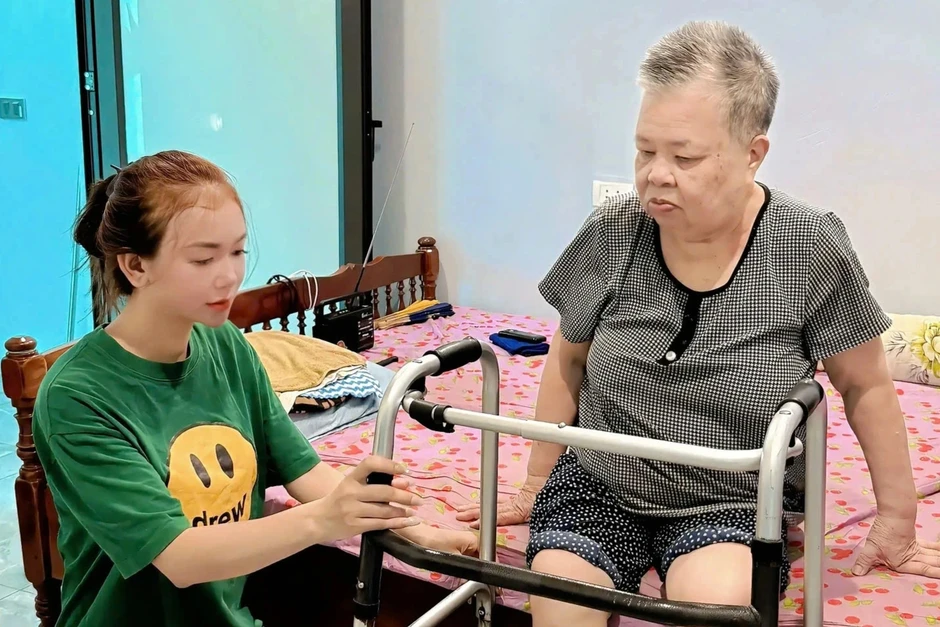 Người phụ nữ đã ly hôn vẫn đón mẹ chồng cũ về quê chăm sóc Người phụ nữ đã ly hôn vẫn đón mẹ chồng cũ về quê chăm sóc