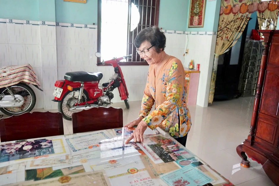 Người phụ nữ đánh thức vùng đất phèn bằng 'con trâu sắt'