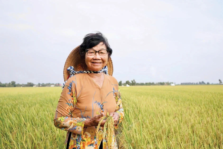 Người phụ nữ đánh thức vùng đất phèn bằng 'con trâu sắt'