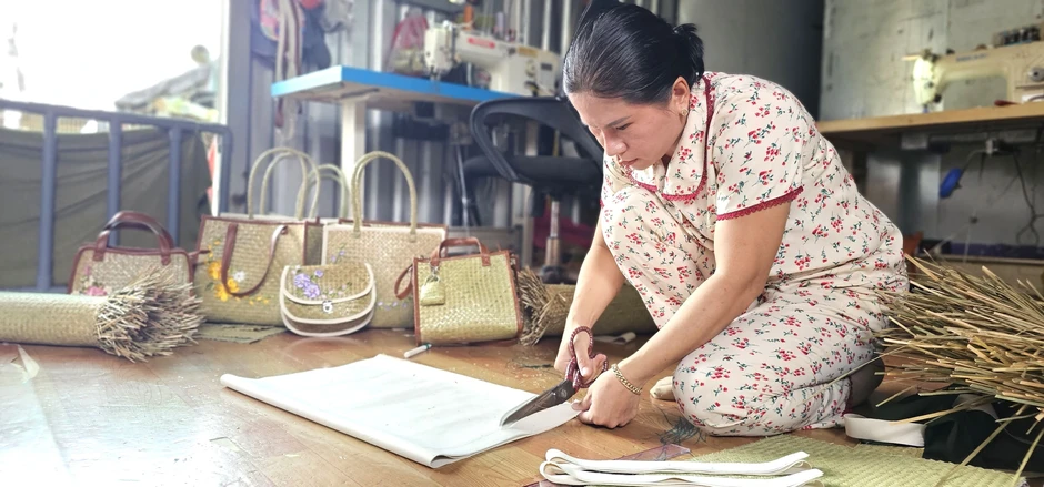 Người phụ nữ miền Tây biến sợi cỏ vùng đất phèn thành túi xách... hàng hiệu Người phụ nữ miền Tây biến sợi cỏ vùng đất phèn thành túi xách... hàng hiệu