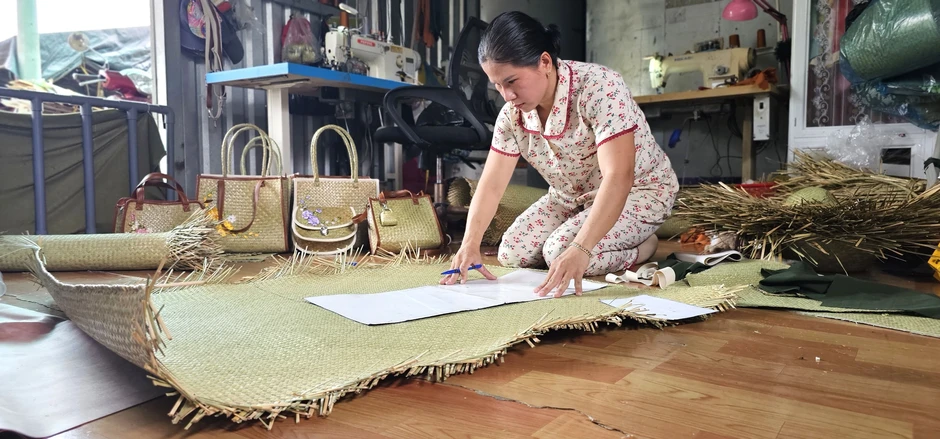 Người phụ nữ miền Tây biến sợi cỏ vùng đất phèn thành túi xách... hàng hiệu Người phụ nữ miền Tây biến sợi cỏ vùng đất phèn thành túi xách... hàng hiệu