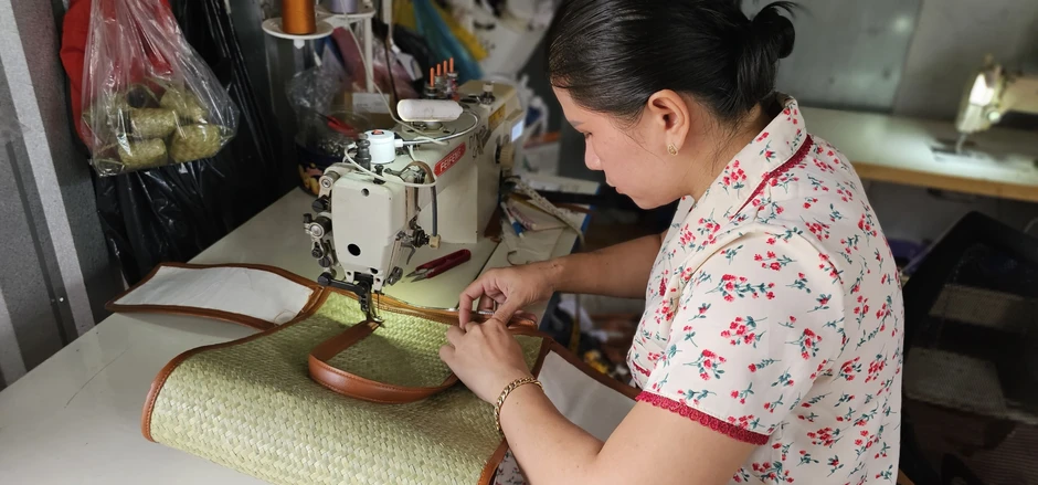 Người phụ nữ miền Tây biến sợi cỏ vùng đất phèn thành túi xách... hàng hiệu Người phụ nữ miền Tây biến sợi cỏ vùng đất phèn thành túi xách... hàng hiệu