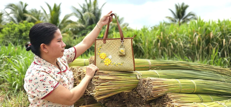 Người phụ nữ miền Tây biến sợi cỏ vùng đất phèn thành túi xách... hàng hiệu Người phụ nữ miền Tây biến sợi cỏ vùng đất phèn thành túi xách... hàng hiệu