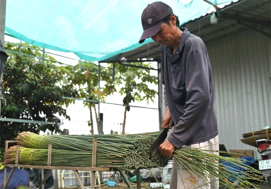 Người phụ nữ miền Tây biến sợi cỏ vùng đất phèn thành túi xách... hàng hiệu Người phụ nữ miền Tây biến sợi cỏ vùng đất phèn thành túi xách... hàng hiệu