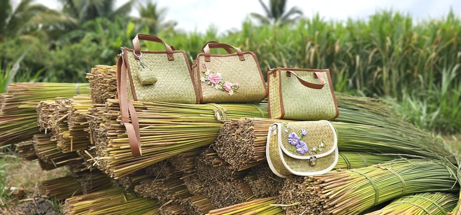 Người phụ nữ miền Tây biến sợi cỏ vùng đất phèn thành túi xách... hàng hiệu Người phụ nữ miền Tây biến sợi cỏ vùng đất phèn thành túi xách... hàng hiệu