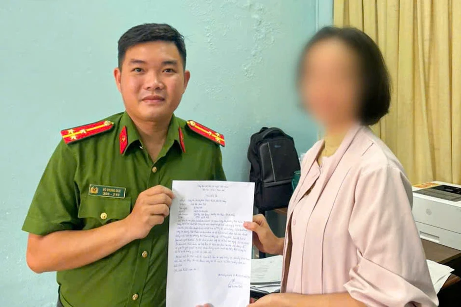 Người phụ nữ nhận lại hơn 53 triệu đồng sau gần 5 tháng chuyển nhầm Người phụ nữ nhận lại hơn 53 triệu đồng sau gần 5 tháng chuyển nhầm