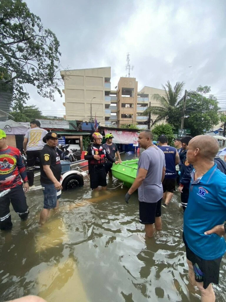 Người phụ nữ tử vong nghi do điện giật trong bãi đỗ xe ngập nước ở Bangkok
