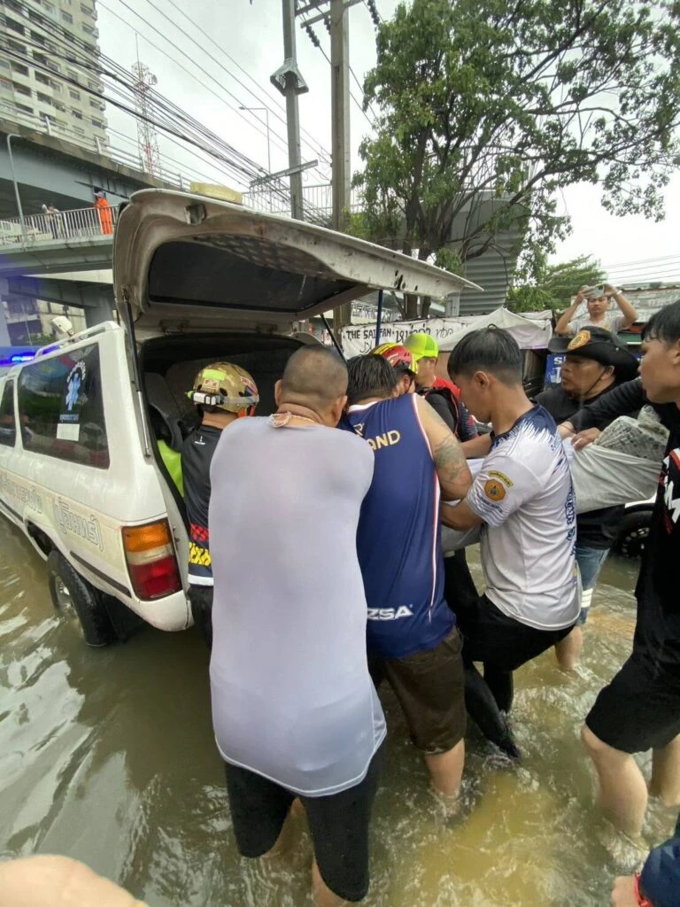 Người phụ nữ tử vong nghi do điện giật trong bãi đỗ xe ngập nước ở Bangkok