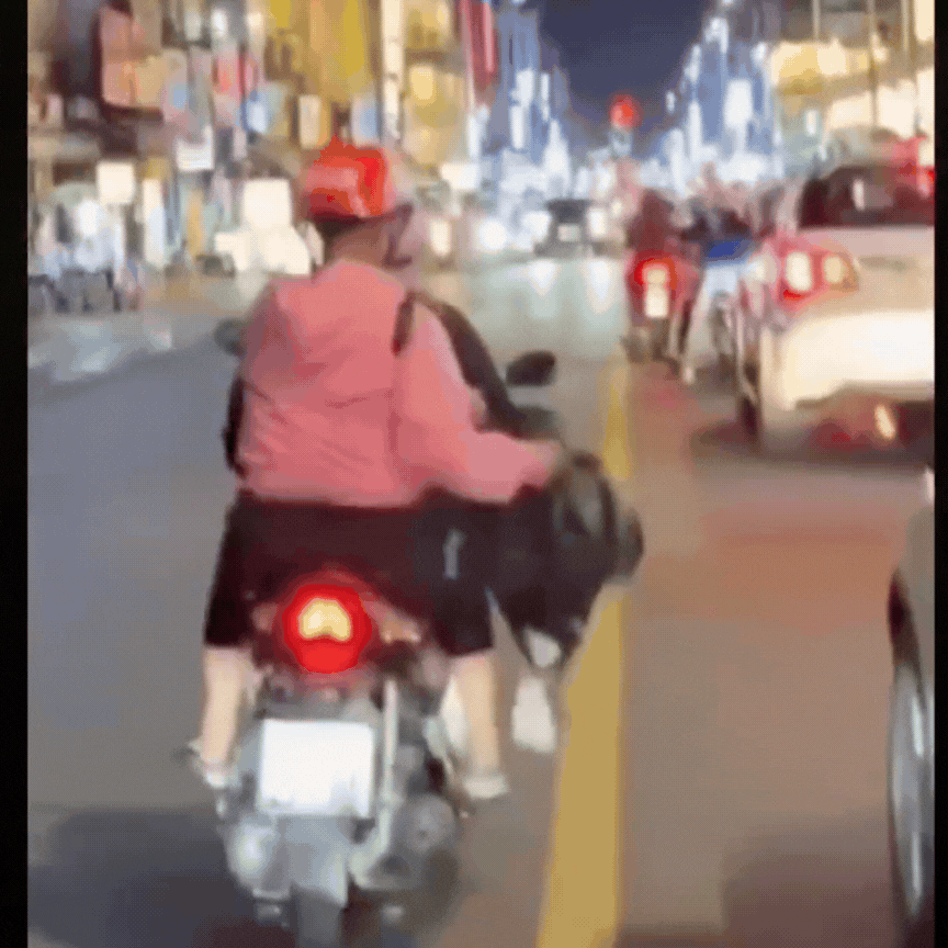 Người phụ nữ tung vàng mã xuống đường để 'xả xui' ở TP.HCM bị phạt