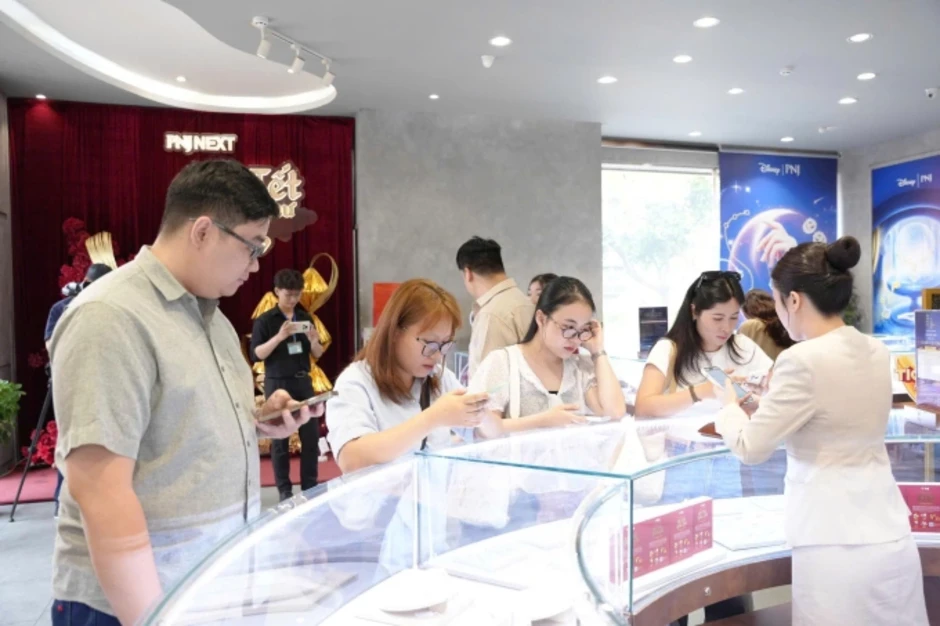 Người trẻ chuộng trang sức 'vừa làm đẹp, vừa tích sản' ngày Thần Tài Người trẻ chuộng trang sức 'vừa làm đẹp, vừa tích sản' ngày Thần Tài