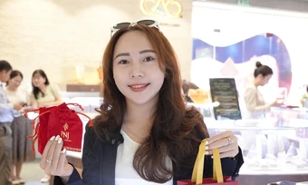 Người trẻ chuộng trang sức 'vừa làm đẹp, vừa tích sản' ngày Thần Tài
