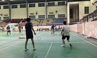 Người trẻ rủ nhau đi chơi thể thao lúc nửa đêm