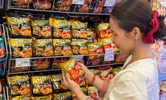 Người trẻ tối ưu chi tiêu bằng bữa ăn tiện lợi