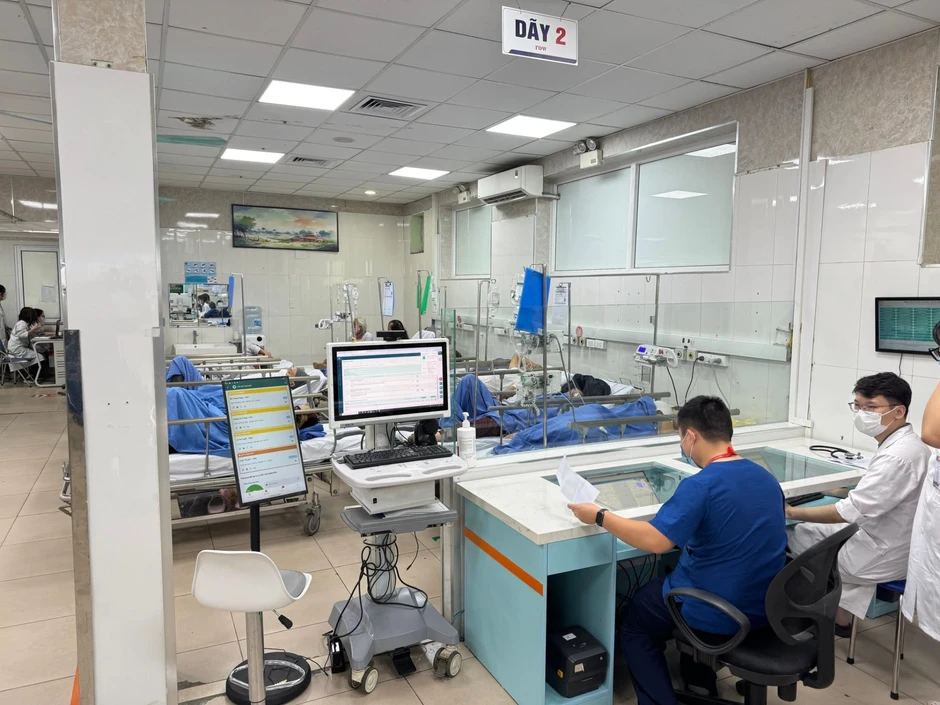 Người Việt sinh năm 1981 vừa là bác sĩ thực chiến "chảo lửa" Cấp cứu A9 Bạch Mai, vừa là tác giả sách bán chạy hàng nghìn bản