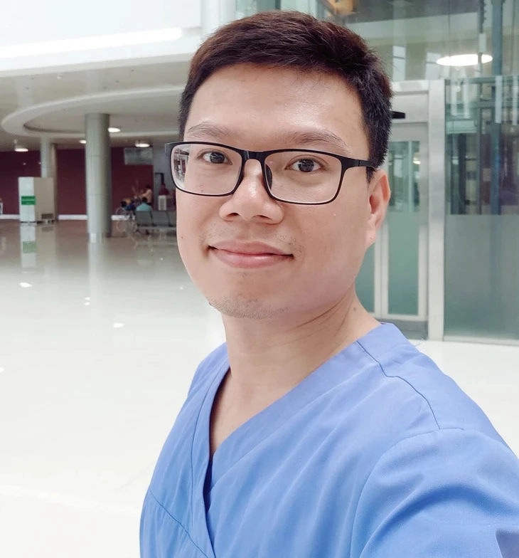 Người Việt sinh năm 1981 vừa là bác sĩ thực chiến "chảo lửa" Cấp cứu A9 Bạch Mai, vừa là tác giả sách bán chạy hàng nghìn bản