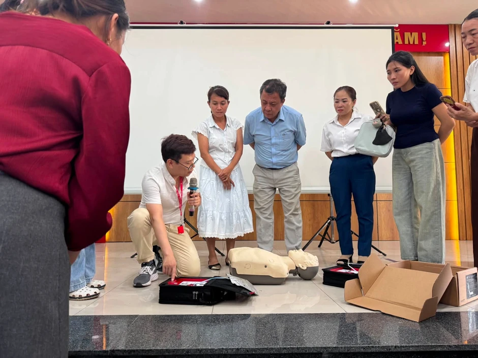 Người Việt sinh năm 1981 vừa là bác sĩ thực chiến "chảo lửa" Cấp cứu A9 Bạch Mai, vừa là tác giả sách bán chạy hàng nghìn bản
