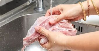 Nguy cơ lây nhiễm chéo khi rửa thịt trước khi nấu