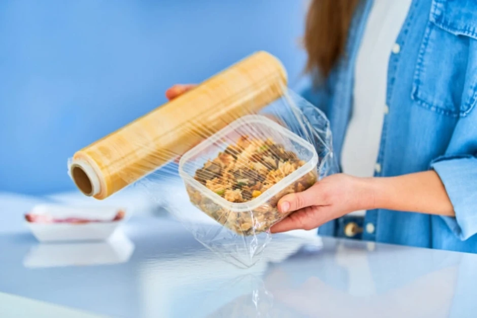 Nguy cơ nhiễm độc vì dùng màng bọc thực phẩm sai cách Nguy cơ nhiễm độc vì dùng màng bọc thực phẩm sai cách