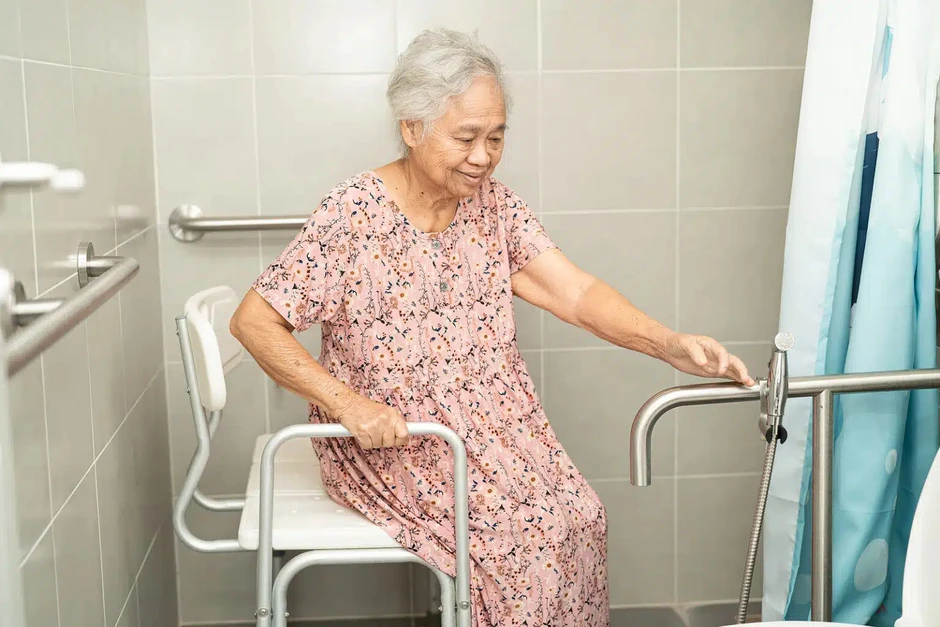 Nguy cơ té ngã khi người cao tuổi dậy đi vệ sinh ban đêm