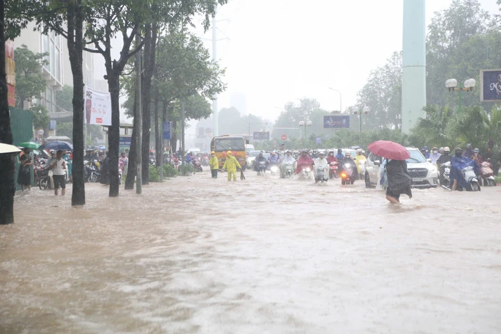 Nguyên nhân úng ngập Hà Nội tại đường Tố Hữu dù gần hồ Đồng Bông 2