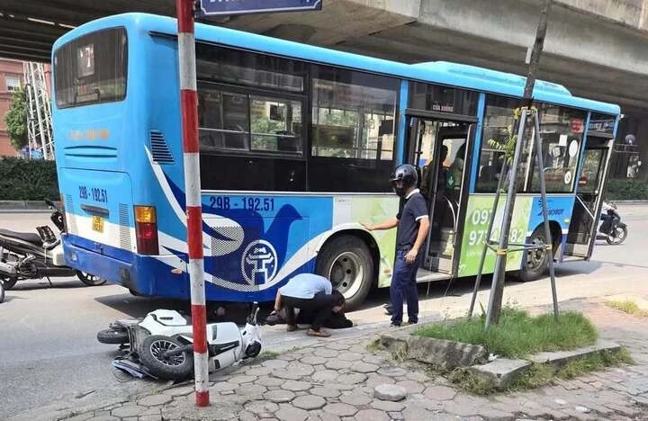 Nguyên nhân vụ tai nạn giữa xe buýt và xe máy khiến cô gái bị cuốn vào gầm Nguyên nhân vụ tai nạn giữa xe buýt và xe máy khiến cô gái bị cuốn vào gầm