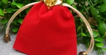 Nhà vừa rút nước sau trận ngập, tôi dọn đống vải bẩn thì nhặt được chiếc túi đỏ: Mở ra, cả nhà chết lặng vì suýt vứt bỏ cả gia tài