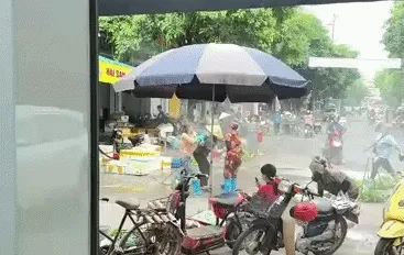 Nhân chứng kể phút người phụ nữ bán rau bị xịt nước áp lực cao vào mặt Nhân chứng kể phút người phụ nữ bán rau bị xịt nước áp lực cao vào mặt