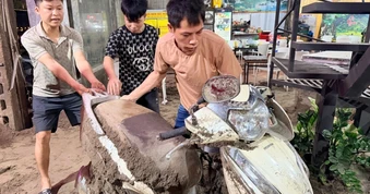 Nhân chứng kể phút xe tải chở cát bị tàu hỏa tông văng, vùi lấp 3 xe máy
