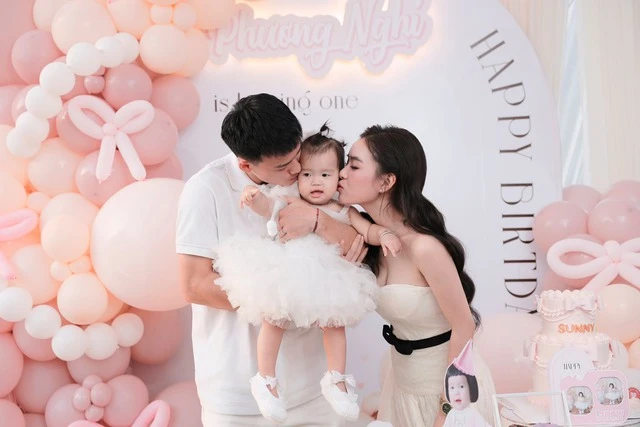 Nhan sắc vợ cầu thủ Thanh Nhàn gây chú ý