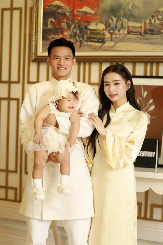 Nhan sắc vợ cầu thủ Thanh Nhàn gây chú ý