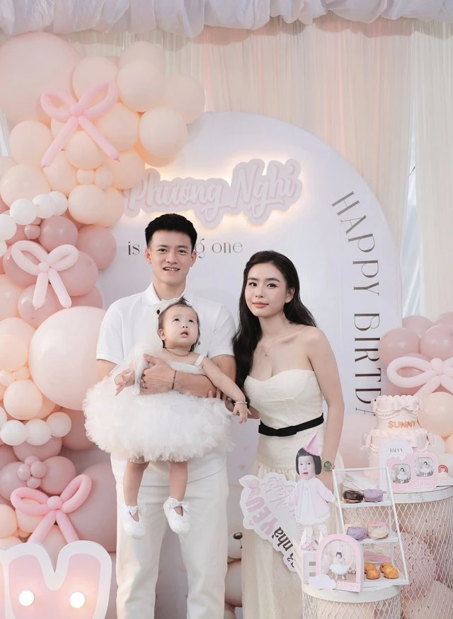 Nhan sắc vợ cầu thủ Thanh Nhàn gây chú ý