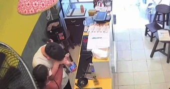Nhân viên quán bánh mì ở Hà Nội bật khóc vì hành động của vị khách Tây