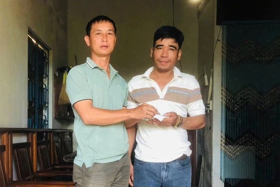 Nhặt chiếc túi đỏ trước chợ, đôi vợ chồng mở ra thấy 7 chỉ vàng Nhặt chiếc túi đỏ trước chợ, đôi vợ chồng mở ra thấy 7 chỉ vàng