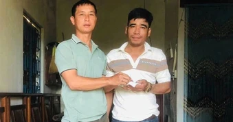 Nhặt chiếc túi đỏ trước chợ, đôi vợ chồng mở ra thấy 7 chỉ vàng