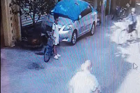 Nhặt được 2 triệu đồng, bé trai ở Hà Nội đứng chịu nắng chờ người đánh rơi Nhặt được 2 triệu đồng, bé trai ở Hà Nội đứng chịu nắng chờ người đánh rơi