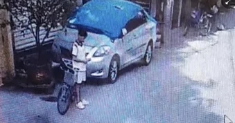 Nhặt được 2 triệu đồng, bé trai ở Hà Nội đứng chịu nắng chờ người đánh rơi