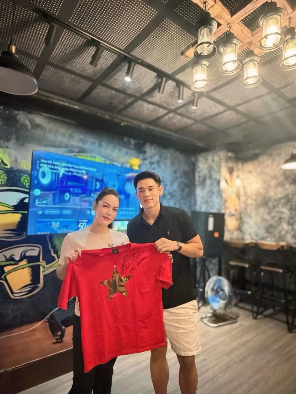 Nhật Kim Anh lên status tag thẳng Đình Bắc