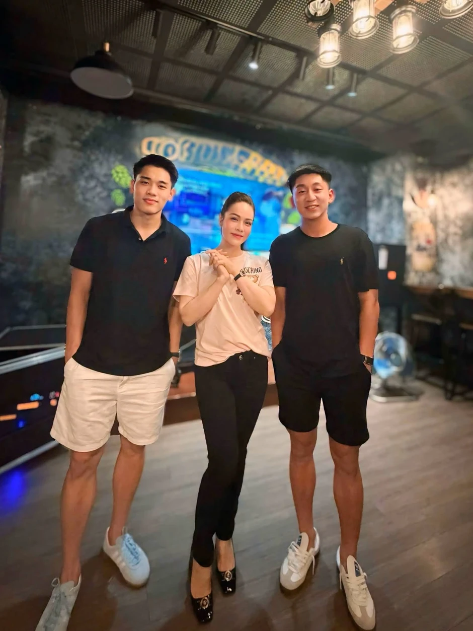 Nhật Kim Anh lên status tag thẳng Đình Bắc