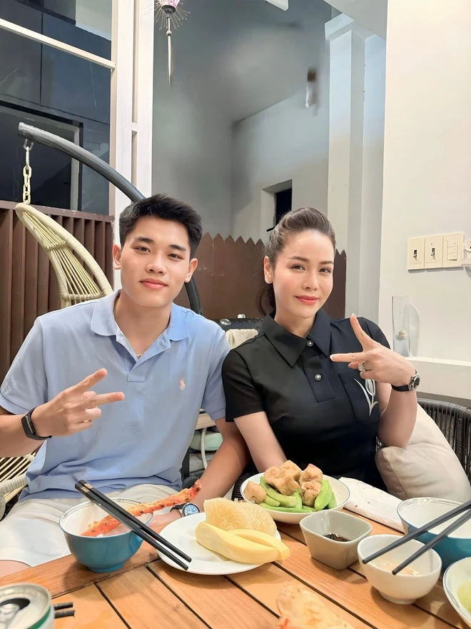 Nhật Kim Anh lên status tag thẳng Đình Bắc