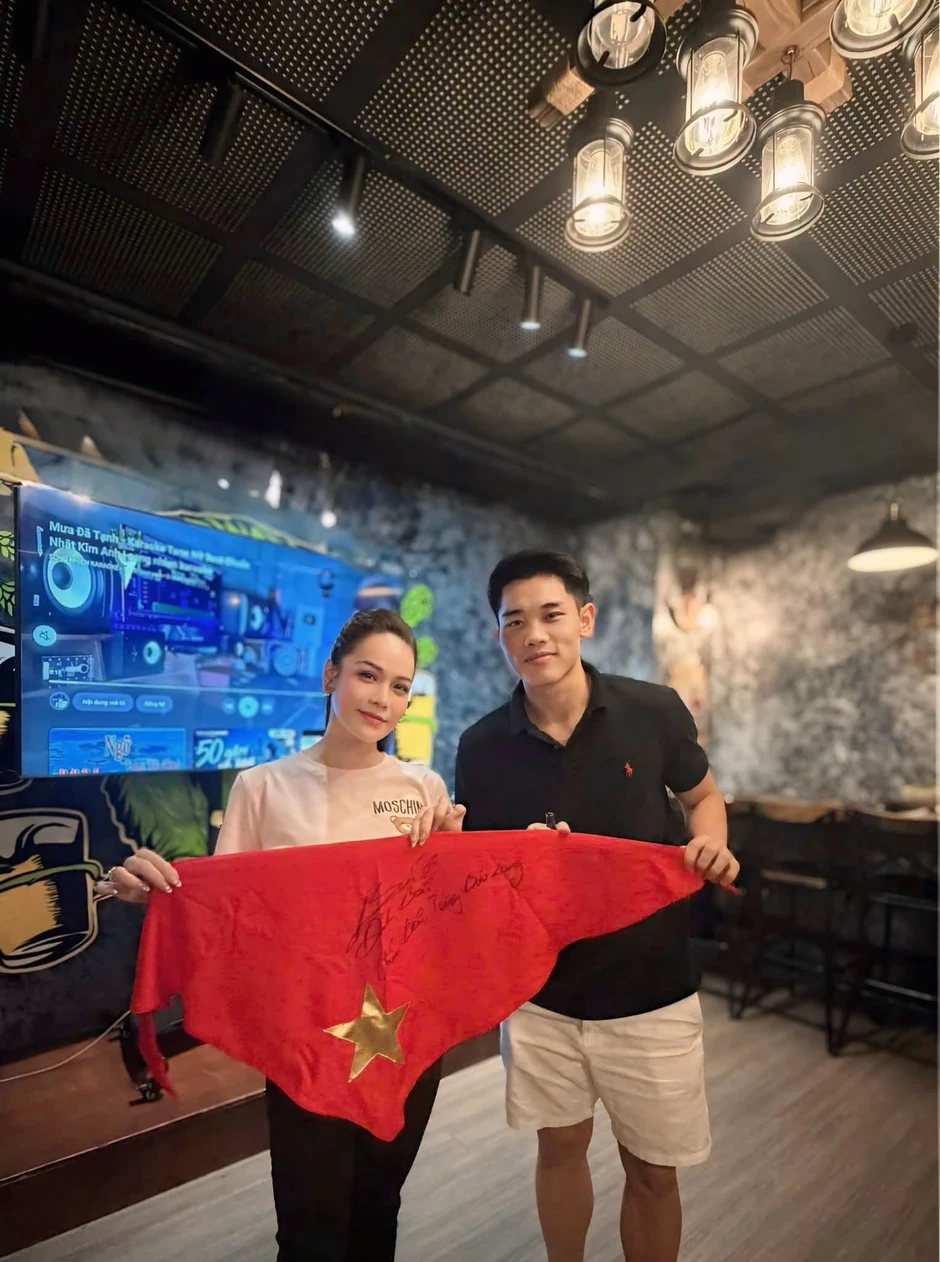 Nhật Kim Anh lên status tag thẳng Đình Bắc