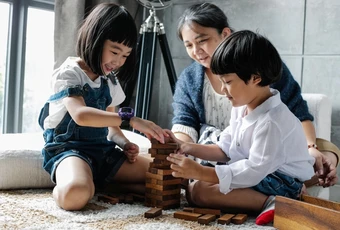 Nhiều gia đình trẻ áp lực với chi phí nuôi con - Báo TinVina