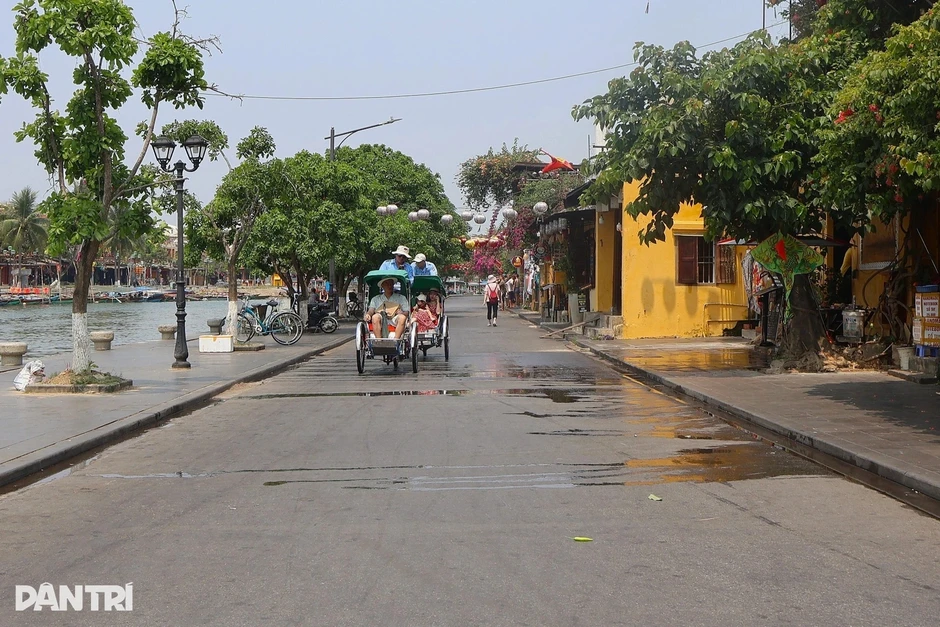 Nhiều hàng quán vỉa hè chuyển địa điểm, khách lần dò địa chỉ mới