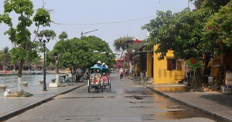 Nhiều hàng quán vỉa hè chuyển địa điểm, khách lần dò địa chỉ mới