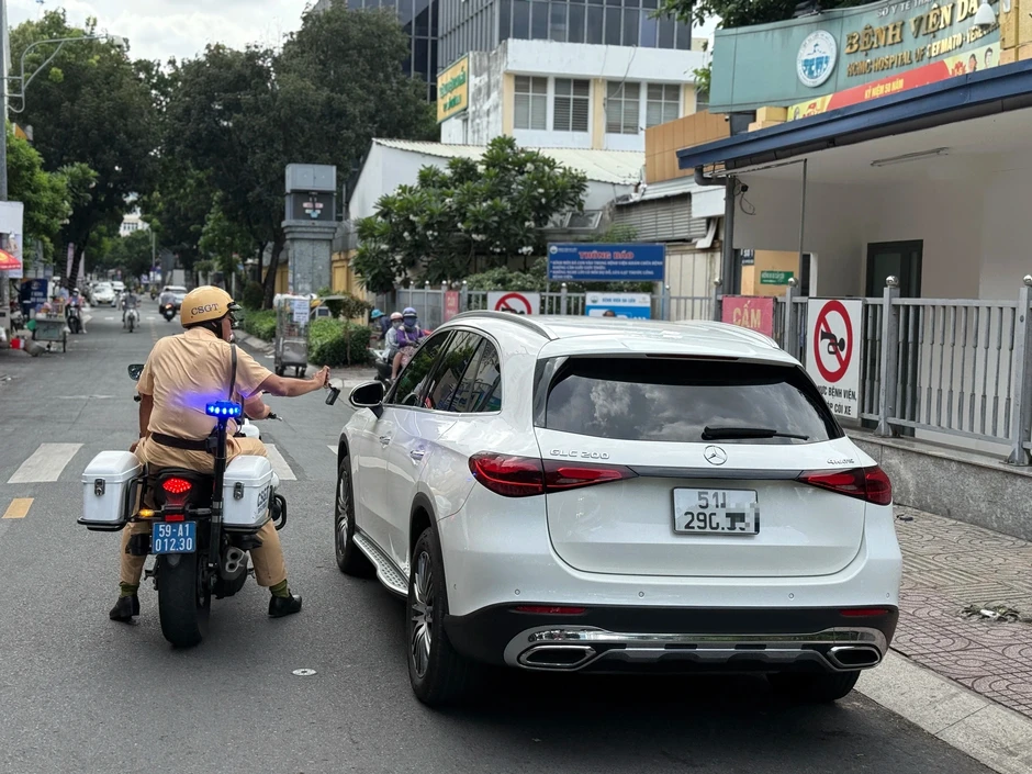 Nhiều người bị CSGT TP.HCM phạt vì thói quen dừng, đỗ xe quanh bến xe Nhiều người bị CSGT TP.HCM phạt vì thói quen dừng, đỗ xe quanh bến xe